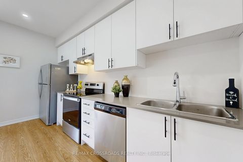 Photo 4 at 384 Okanagan Path, Donevan, Oshawa