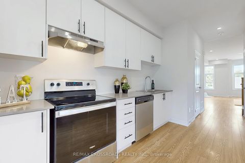 Photo 5 at 384 Okanagan Path, Donevan, Oshawa