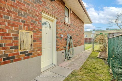 Photo 2 at 50 Southampton Drive, Eglinton East, Toronto