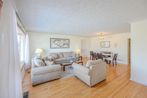 Photo 3 at 50 Southampton Drive, Eglinton East, Toronto