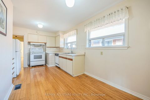 Photo 8 at 50 Southampton Drive, Eglinton East, Toronto