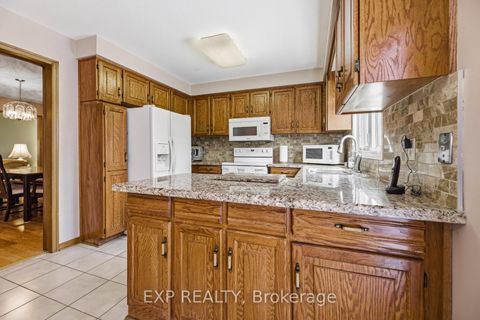 Photo 10 at 81 Southgate Crescent, Doncrest, Richmond Hill