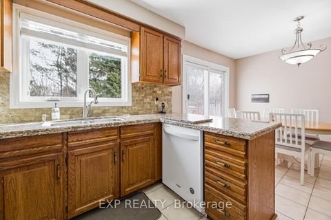 Photo 11 at 81 Southgate Crescent, Doncrest, Richmond Hill