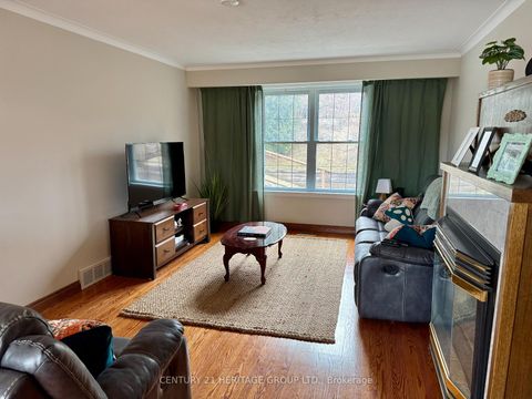 Photo 2 at 584 Arnhem Drive, O'Neill, Oshawa