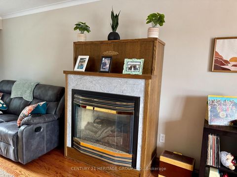 Photo 4 at 584 Arnhem Drive, O'Neill, Oshawa