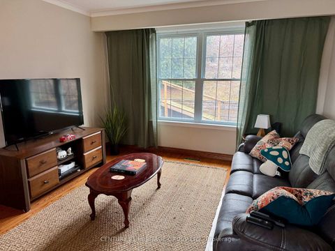 Photo 5 at 584 Arnhem Drive, O'Neill, Oshawa