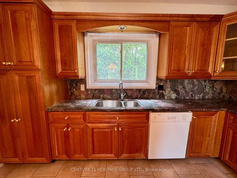 Photo 8 at 584 Arnhem Drive, O'Neill, Oshawa