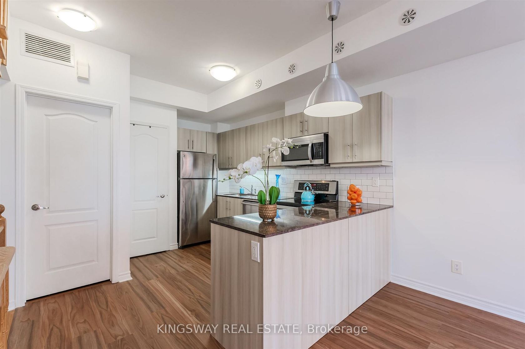 50 - 68 Winston Park Boulevard, CFB, Toronto by Loree Meneguzzi Real Estate 50 - 68 Winston Park Boulevard, CFB, Toronto