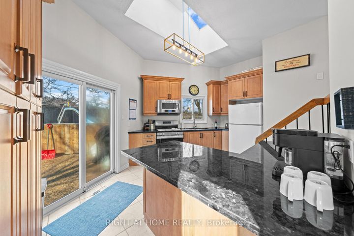 Photo 6 at 7027 Estoril Road, Meadowvale, Mississauga