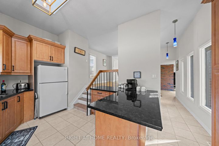 Photo 7 at 7027 Estoril Road, Meadowvale, Mississauga