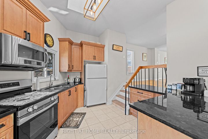 Photo 8 at 7027 Estoril Road, Meadowvale, Mississauga