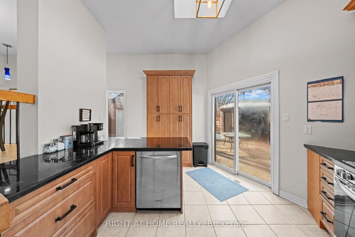 Photo 9 at 7027 Estoril Road, Meadowvale, Mississauga