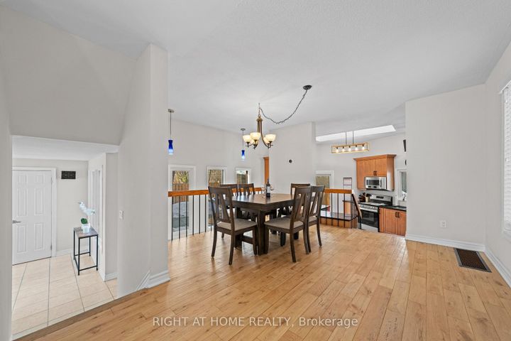 Photo 12 at 7027 Estoril Road, Meadowvale, Mississauga