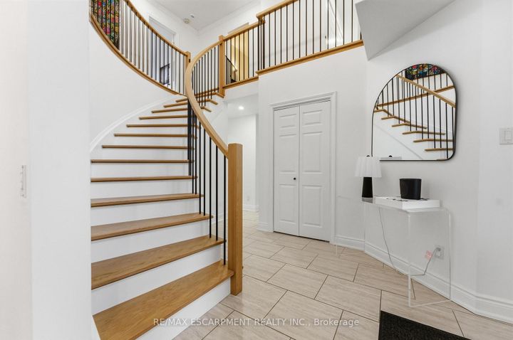 Photo 3 at 138 Miller Drive, Ancaster, Hamilton