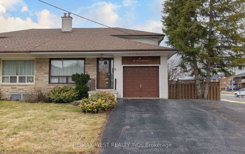 Photo 2 at 61 Stilecroft Drive, York University Heights, Toronto