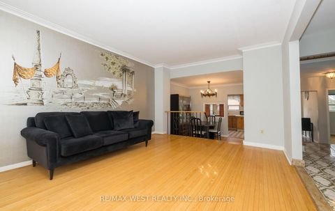 Photo 7 at 61 Stilecroft Drive, York University Heights, Toronto