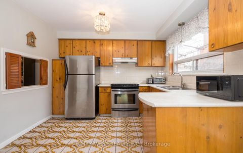 Photo 9 at 61 Stilecroft Drive, York University Heights, Toronto