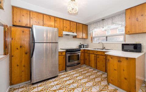 Photo 11 at 61 Stilecroft Drive, York University Heights, Toronto