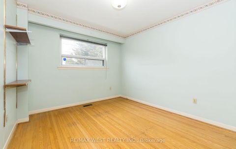 Photo 17 at 61 Stilecroft Drive, York University Heights, Toronto