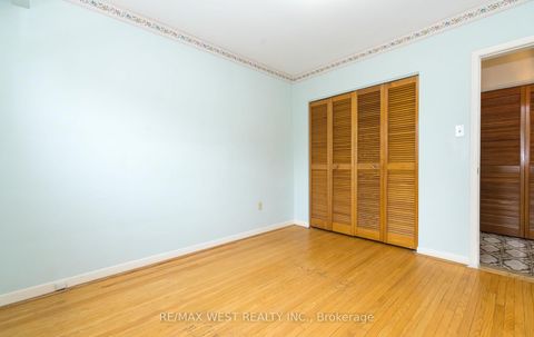 Photo 18 at 61 Stilecroft Drive, York University Heights, Toronto