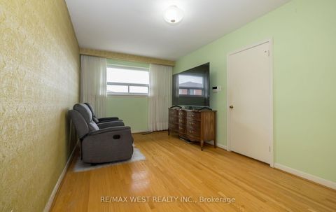 Photo 28 at 61 Stilecroft Drive, York University Heights, Toronto