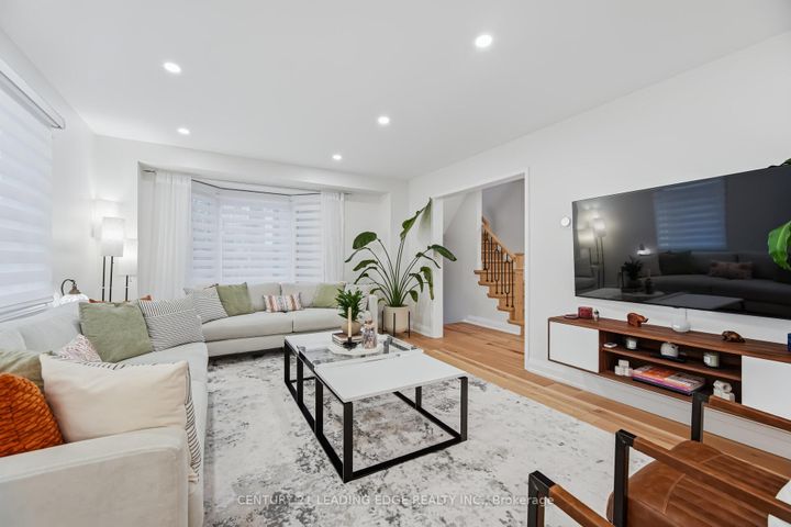 Photo 5 at 923 Redbird Crescent, Liverpool, Pickering