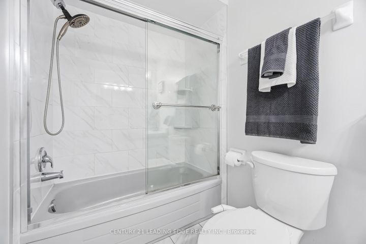 Photo 31 at 923 Redbird Crescent, Liverpool, Pickering