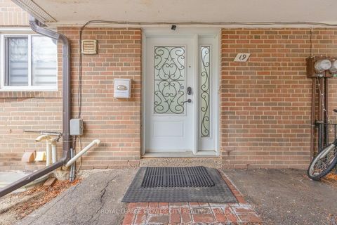 Photo 4 at 19 - 435 Silverstone Drive, Clairville, Toronto