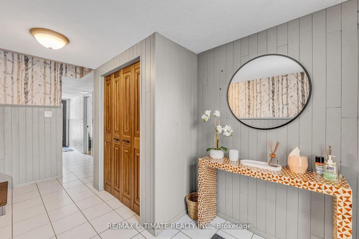 Photo 3 at 37 Banbury Court, Avondale, Brampton