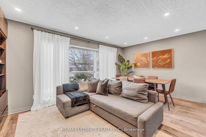 Photo 4 at 37 Banbury Court, Avondale, Brampton