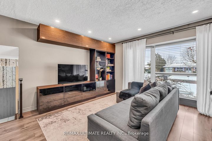 Photo 5 at 37 Banbury Court, Avondale, Brampton