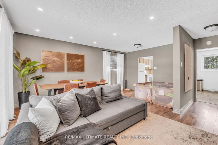 Photo 7 at 37 Banbury Court, Avondale, Brampton