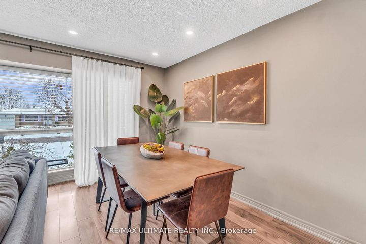 Photo 8 at 37 Banbury Court, Avondale, Brampton