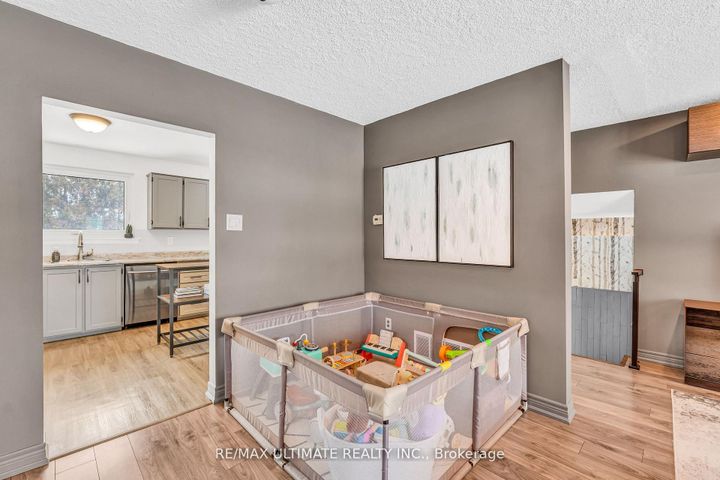 Photo 10 at 37 Banbury Court, Avondale, Brampton