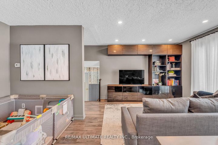 Photo 11 at 37 Banbury Court, Avondale, Brampton