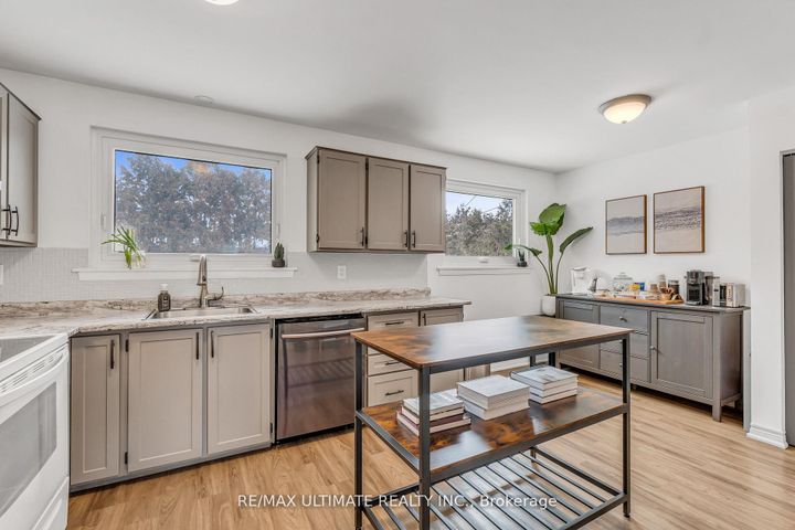 Photo 12 at 37 Banbury Court, Avondale, Brampton