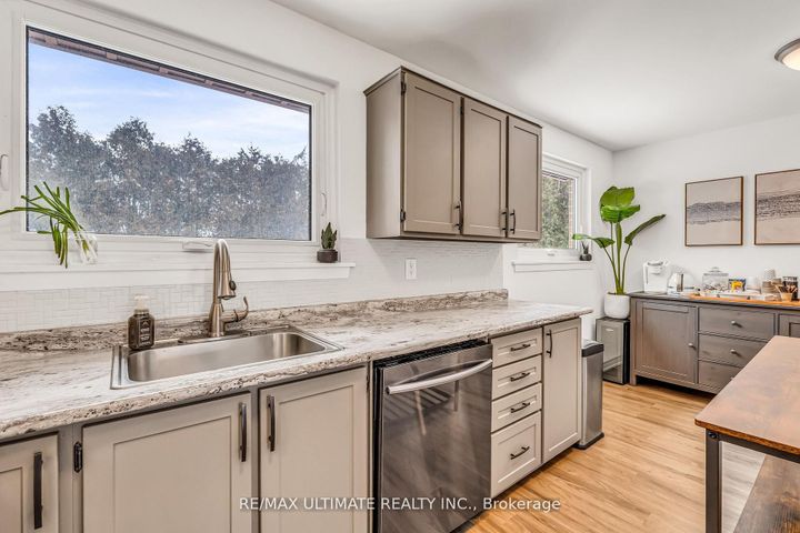 Photo 13 at 37 Banbury Court, Avondale, Brampton