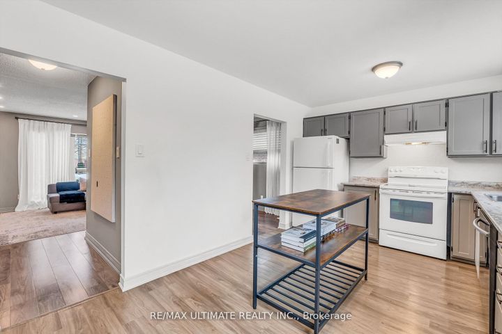 Photo 15 at 37 Banbury Court, Avondale, Brampton