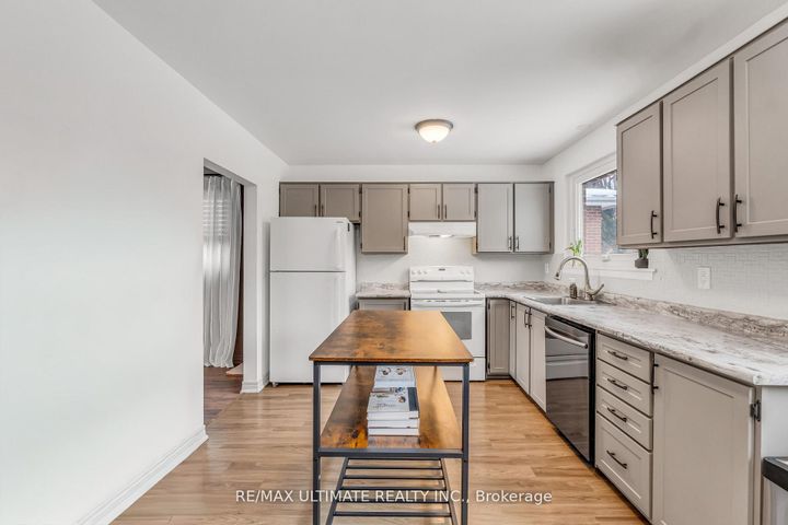 Photo 16 at 37 Banbury Court, Avondale, Brampton