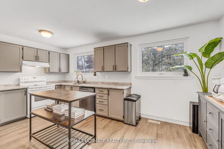 Photo 17 at 37 Banbury Court, Avondale, Brampton