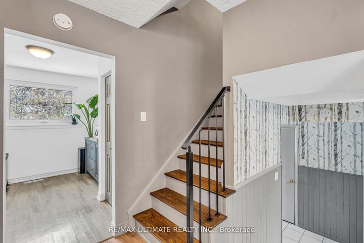 Photo 18 at 37 Banbury Court, Avondale, Brampton