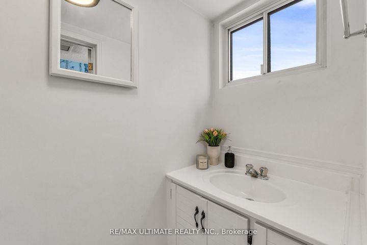 Photo 34 at 37 Banbury Court, Avondale, Brampton