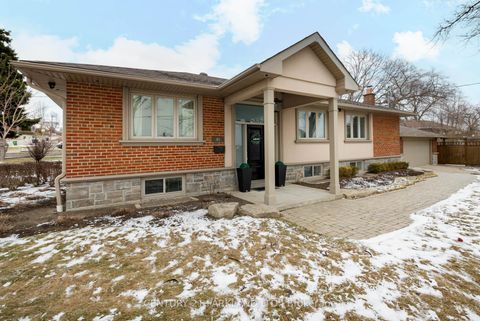 Photo 2 at 45 Deevale Road, CFB, Toronto