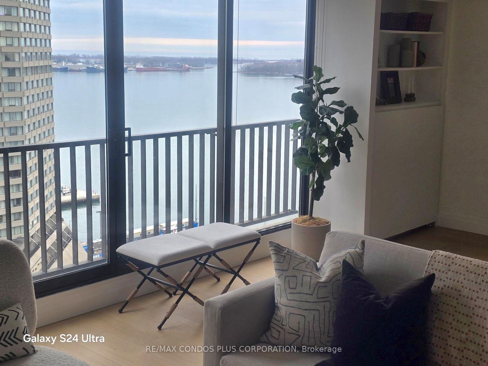 2232 - 33 HARBOUR Square, Waterfront Communities C1, Toronto by Loree Meneguzzi Real Estate 2232 - 33 HARBOUR Square, Waterfront Communities C1, Toronto