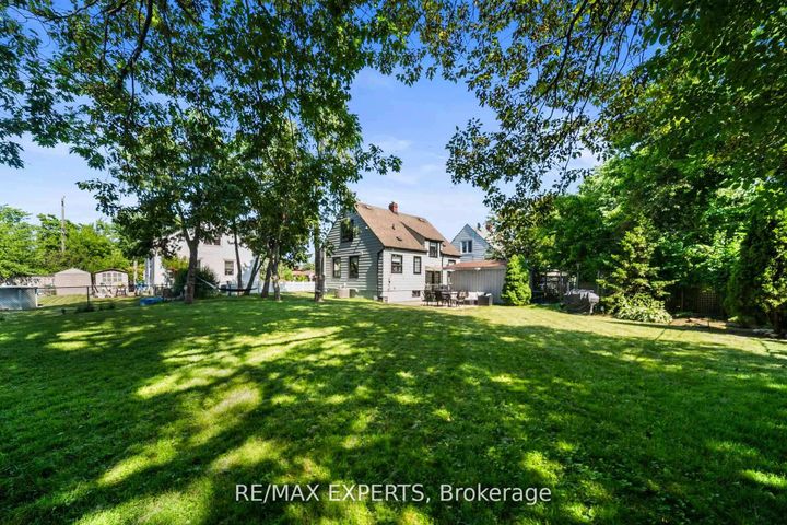 Photo 1 at 6 Mccallum Court, Queensway, Toronto