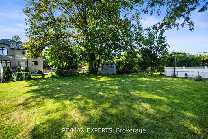 Photo 7 at 6 Mccallum Court, Queensway, Toronto