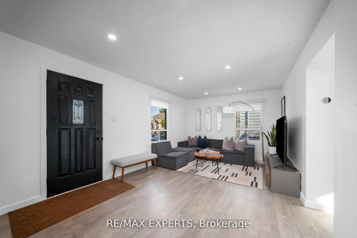 Photo 13 at 6 Mccallum Court, Queensway, Toronto