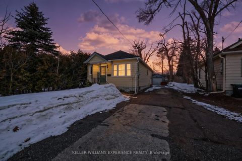 Photo 1 at 32 HENRY Street, Queen's Park, Barrie