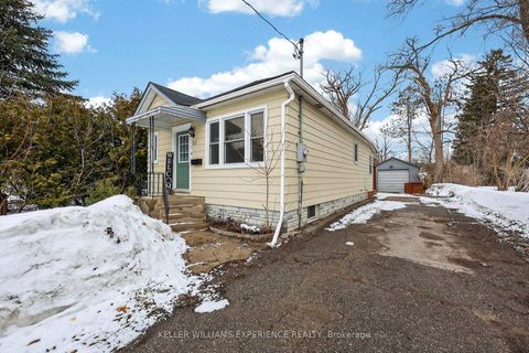 Photo 3 at 32 HENRY Street, Queen's Park, Barrie