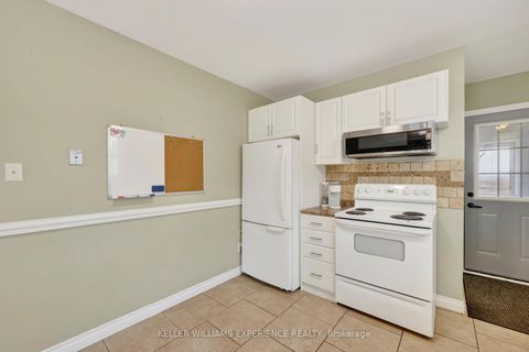 Photo 17 at 32 HENRY Street, Queen's Park, Barrie